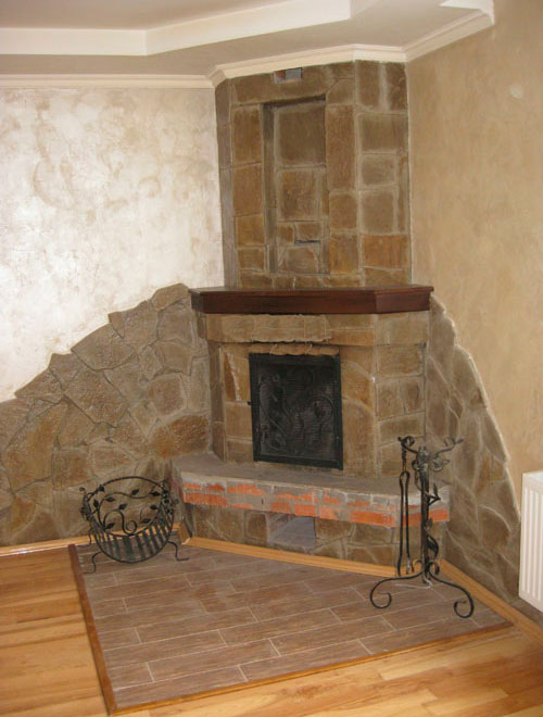 kamin sdelan s peschanika v privathome